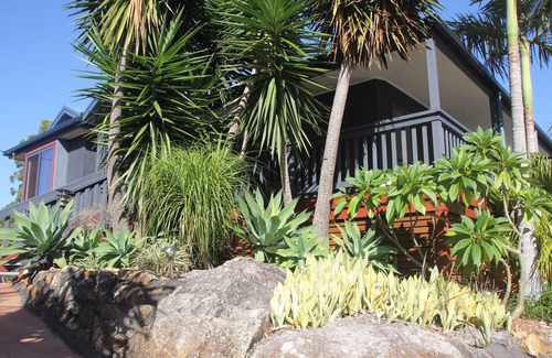 Elizabeth Beach House | Peaceful Lakeviews, Pool and a stroll to Elizabeth Beach- linen provided