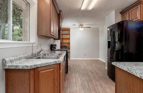 Grogan's Mill House | Peaceful Lakeview Retreat w/Private Backyard – Mins from The Woodlands!