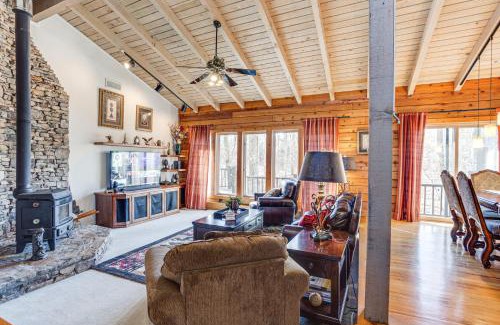 Buford House | Peaceful Lawrenceville Cabin with Hot Tub on 6 Acres