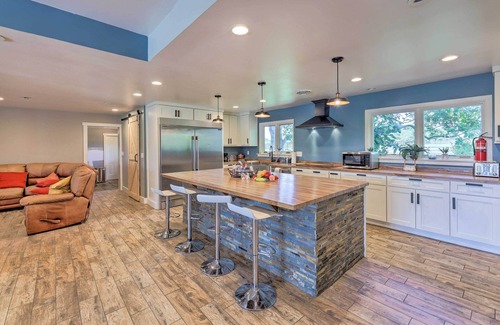 Lebanon House | Peaceful Lebanon Farmhouse/Ranch w/Pool!