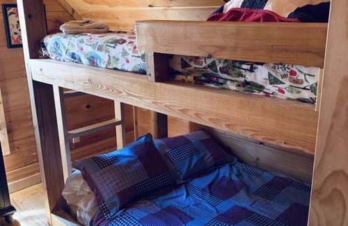 Rising Fawn Cabin | Peaceful Log Cabin Getaway on Top of Lookout Mountain with Spectacular Views