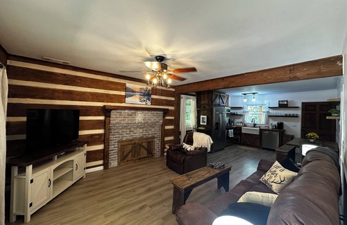 Franklin Cabin | Peaceful log cabin in charming Franklin near Smokies, Nantahala, & Trails