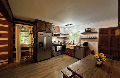 Franklin Cabin | Peaceful log cabin in charming Franklin near Smokies, Nantahala, & Trails