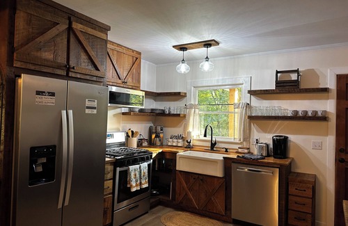 Franklin Cabin | Peaceful log cabin in charming Franklin near Smokies, Nantahala, & Trails