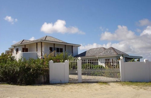 Willikies Villa | Peaceful Luxury 2 Double Bedroom Villa With large private pool and its own dock