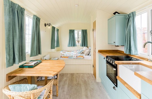 Deerhurst Cabin | Peaceful, luxury glamping experience with a Swimming Pool, Jacuzzi and Sauna!