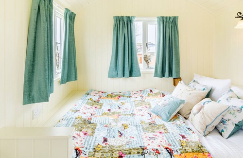 Deerhurst Cabin | Peaceful, luxury glamping experience with a Swimming Pool, Jacuzzi and Sauna!