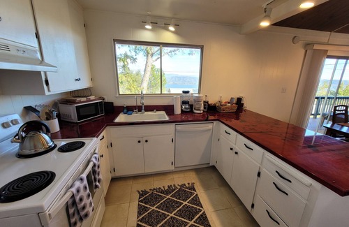 Kelseyville House | Peaceful Mid-century home w/King bed and Hot tub-Amazing lake views!