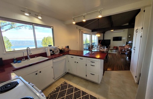 Kelseyville House | Peaceful Mid-century home w/King bed and Hot tub-Amazing lake views!