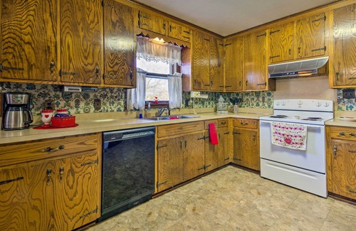 Cole Camp House | Peaceful Missouri Home, 25 Mi to Truman Lake!