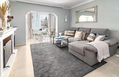 Marbella Apartment | Peaceful Modern 2 bedroom apartment in Aloha Pueblo With View over The Pool