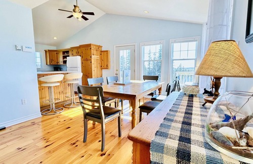 Clinton Cottage | Peaceful, Modern, 3 Bedroom Retreat with Gorgeous Views near Cavendish