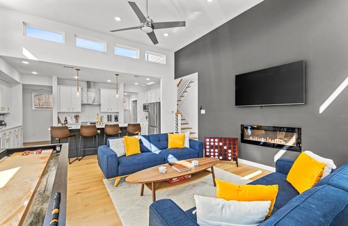 West Dallas House | Peaceful Modern Home, Close to Downtown Energy