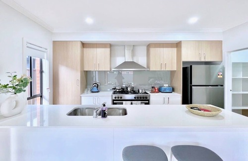 Pakenham House | Peaceful Modern Parkfront Retreat in Pakenham