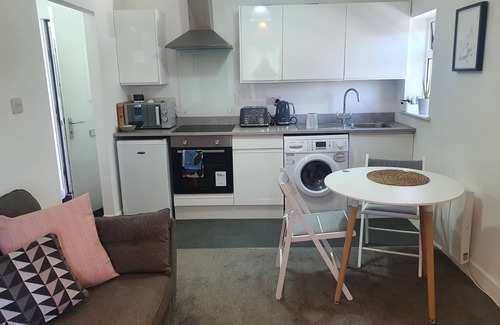 Pershore Apartment | Peaceful Modern Riverview Apartment With Separate Bedroom and Fully Equipped