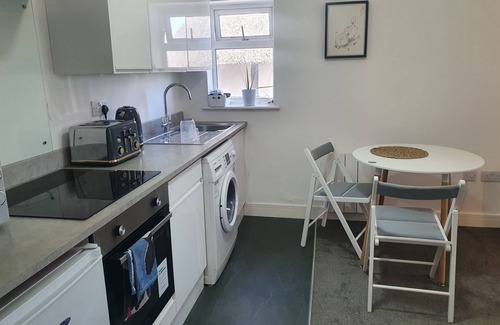 Pershore Apartment | Peaceful Modern Riverview Apartment With Separate Bedroom and Fully Equipped