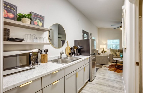 Montgomery Cottage | Peaceful Montgomery Vacation Rental w/Porch!