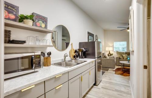 Montgomery House | Peaceful Montgomery Vacation Rental with Porch!