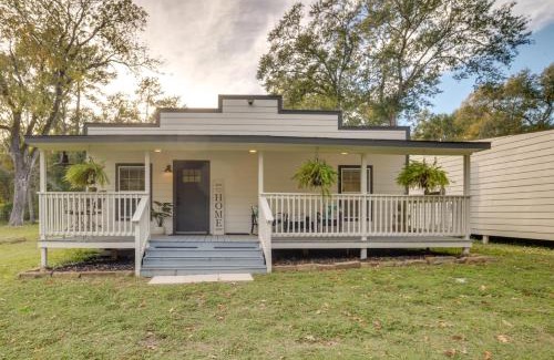 Montgomery House | Peaceful Montgomery Vacation Rental with Porch!