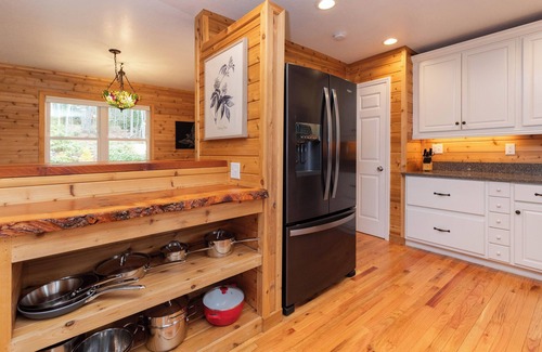 Clyde Cottage | Peaceful Mountain Cabin Nestled on 3.5 Acres - Multi-Tier Deck, Creek Access!