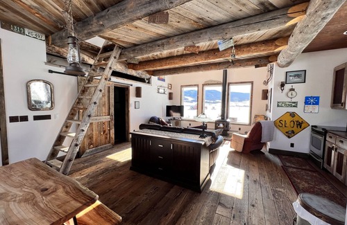 Creede Cabin | Peaceful mountain cabin walking distance to Rio Grande River