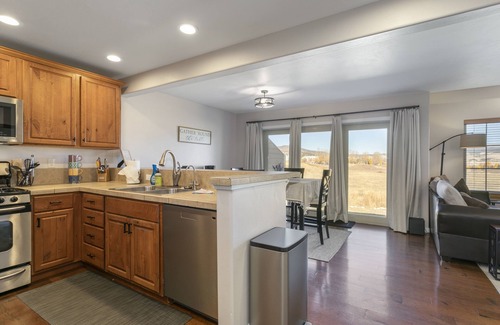 Gypsum House | Peaceful Mountain Escape. n28+Day stay with Workspace, Garage and Quiet Comfort.