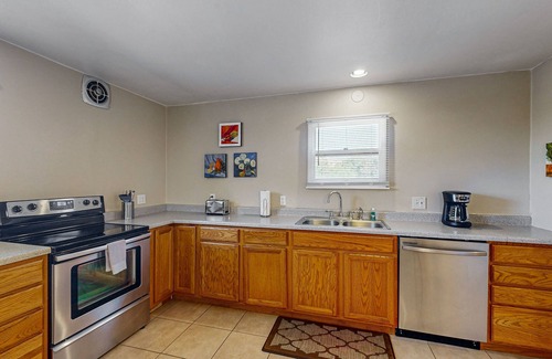 Santa Fe House | Peaceful Mountain-View Retreat on 3 Acres - 10 Mins to Historic Plaza
