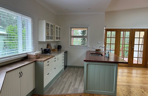 Sydney House | Peaceful mountains cottage stay. 5min drive to Springwood town and train line.