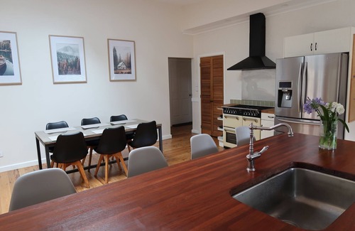 Sydney House | Peaceful mountains cottage stay. 5min drive to Springwood town and train line.
