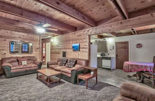 North Upper Truckee Cabin | Peaceful near golf, hiking, Tahoe Paradise Park Play in Tahoe-Dog Friendly