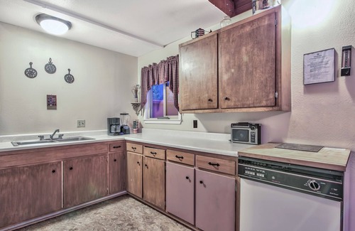 North Upper Truckee Cabin | Peaceful near golf, hiking, Tahoe Paradise Park Play in Tahoe-Dog Friendly