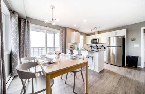 Southwest Edmonton Condo | Peaceful Oasis Condo 2BR AC Balcony KingBed