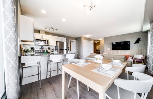 Southwest Edmonton Condo | Peaceful Oasis Condo 2BR AC Balcony KingBed