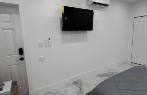 Davie Apartment | Peaceful Oasis. Room with a kitchenette for 1 person only