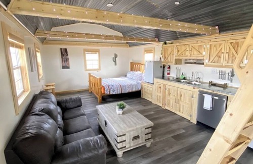 Blanca Cabin | Peaceful off-grid cabin at Alamo Alpaca Ranch PET FRIENDLY