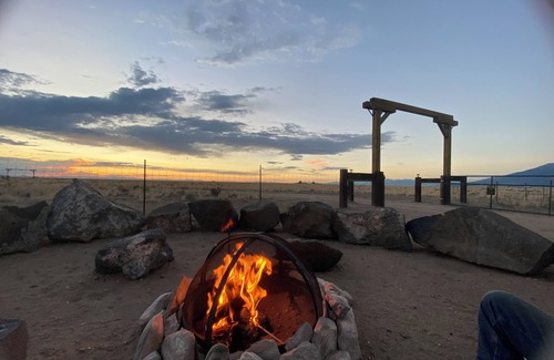 Blanca Cabin | Peaceful off-grid cabin at Alamo Alpaca Ranch PET FRIENDLY