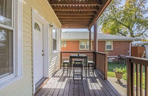 Forest Park Apartment | Peaceful One Bedroom Home near Chicago