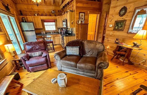 West Jefferson Cabin | Peaceful Paradise - Log Cabin W/Fire Pit, Gas F/P & WiFi