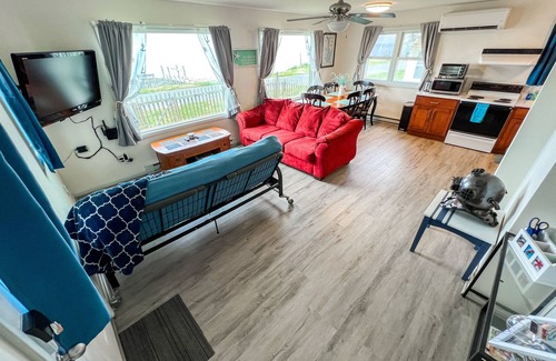 Silver Beach Cottage | Peaceful, Pet-Friendly Escape with Waterfront Sunsets & Private Dock (No Fees!)