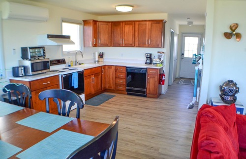 Silver Beach Cottage | Peaceful, Pet-Friendly Escape with Waterfront Sunsets & Private Dock (No Fees!)
