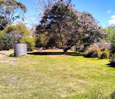 Sandford Villa | Peaceful Pet Friendly 1 bedroom cottage on 1 acre