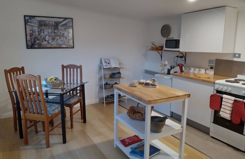 Sandford Cottage | Peaceful Pet Friendly! cottage set on 1 acre - 5 mins from beach