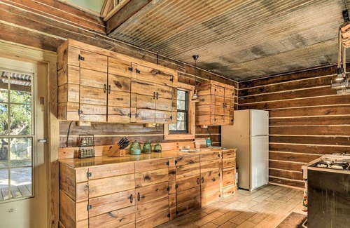 Robstown Cabin | Peaceful Pet-Friendly Cabin on Nueces River!