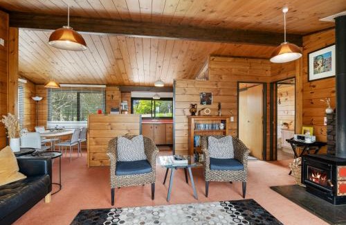 Surfdale House | Peaceful Picnic Bay - Surfdale Holiday Home
