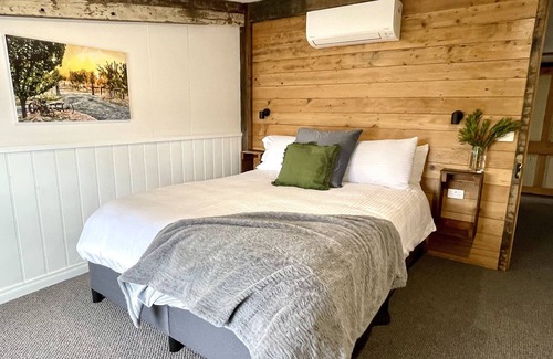 Benalla House | Peaceful & Picturesque Farm Stay Only 5 Mins Drive From Benalla Township