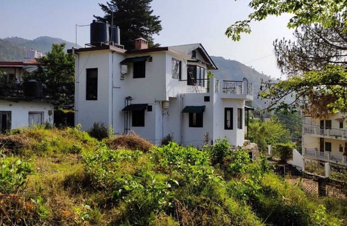 Bhagtpura Cottage | Peaceful Pine Glade Cottage with fireplaces, lawn, & WiFi - near Bhimtal