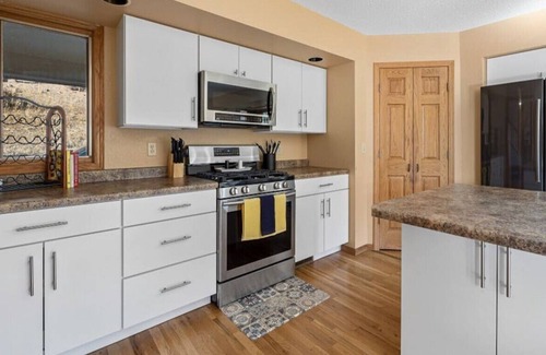 Rapid City House | Peaceful Pines 5 BR Home with Hot Tub