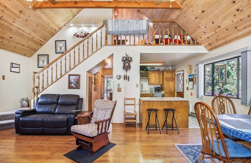 Pinetop-Lakeside Cottage | Peaceful Pinetop-lakeside Cabin w/4 Decks!