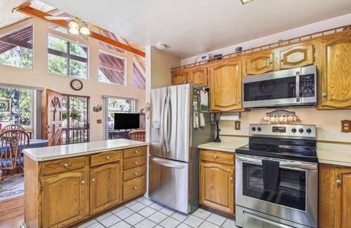 Pinetop-Lakeside Cottage | Peaceful Pinetop-lakeside Cabin w/4 Decks!