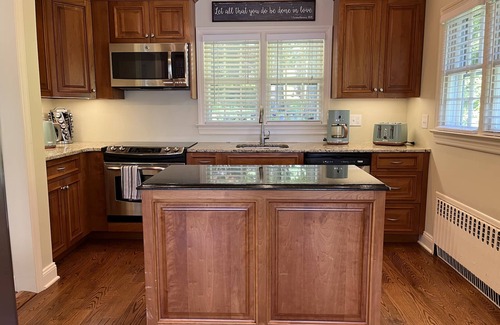 Trumbull House | Peaceful Pinewood Retreat 1 hour from NYC, close to Yale, SHU, & FU!